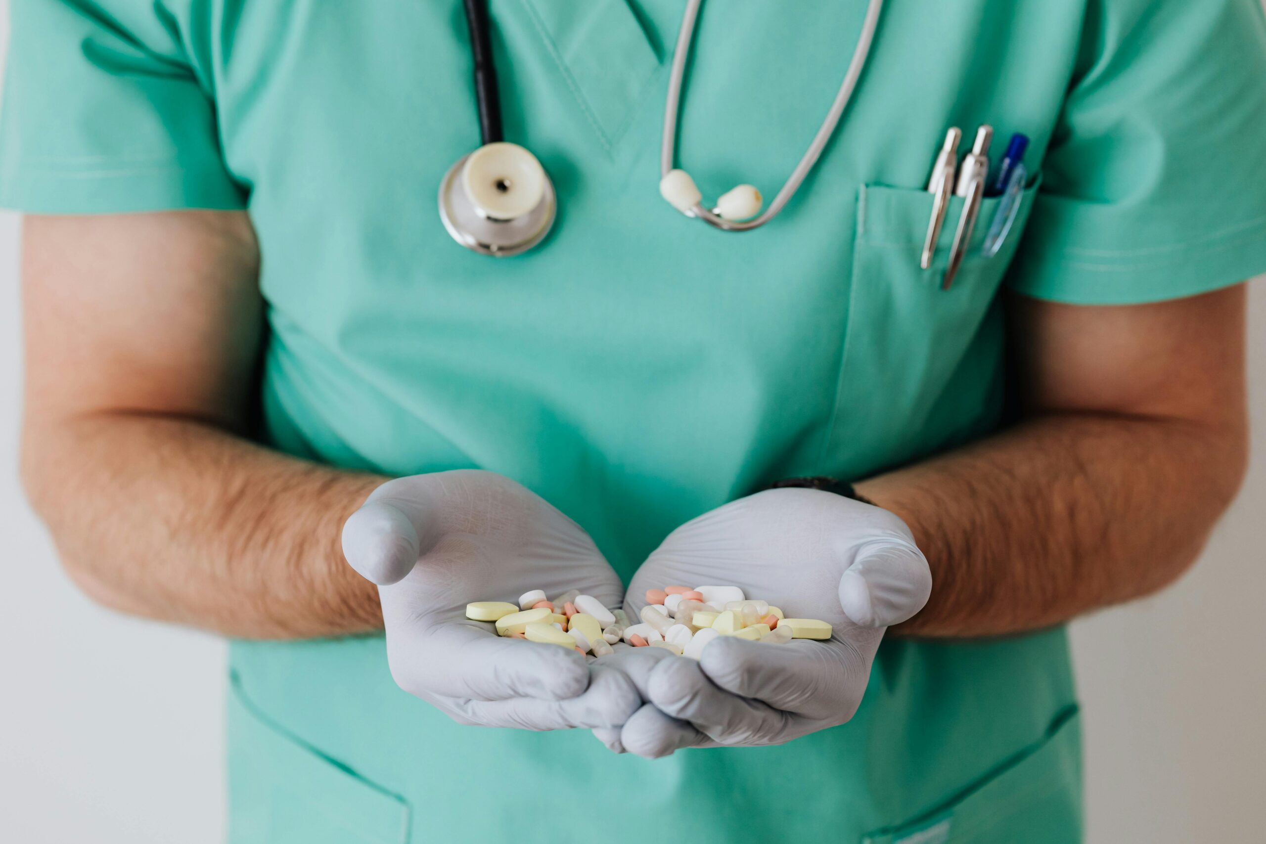 Faceless doctor with pills in hands